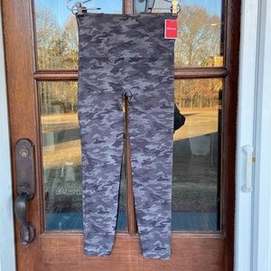 SPANX black & gray camo leggings. NWT. Size‎ XL